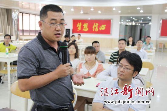 06-与会代表廖先生现场谈读书感受(IMG_4537)